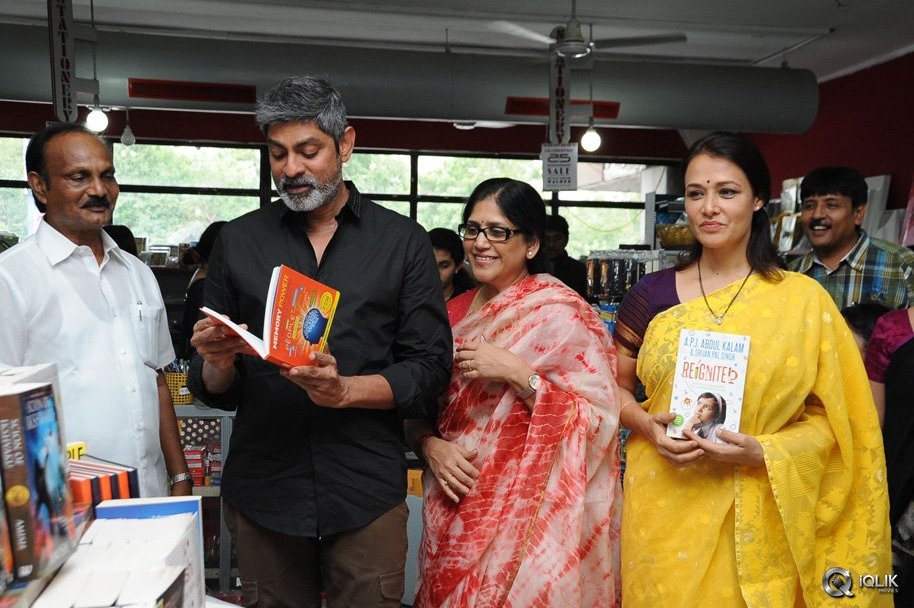 Celebs-at-Walden-25-Years-Press-Meet